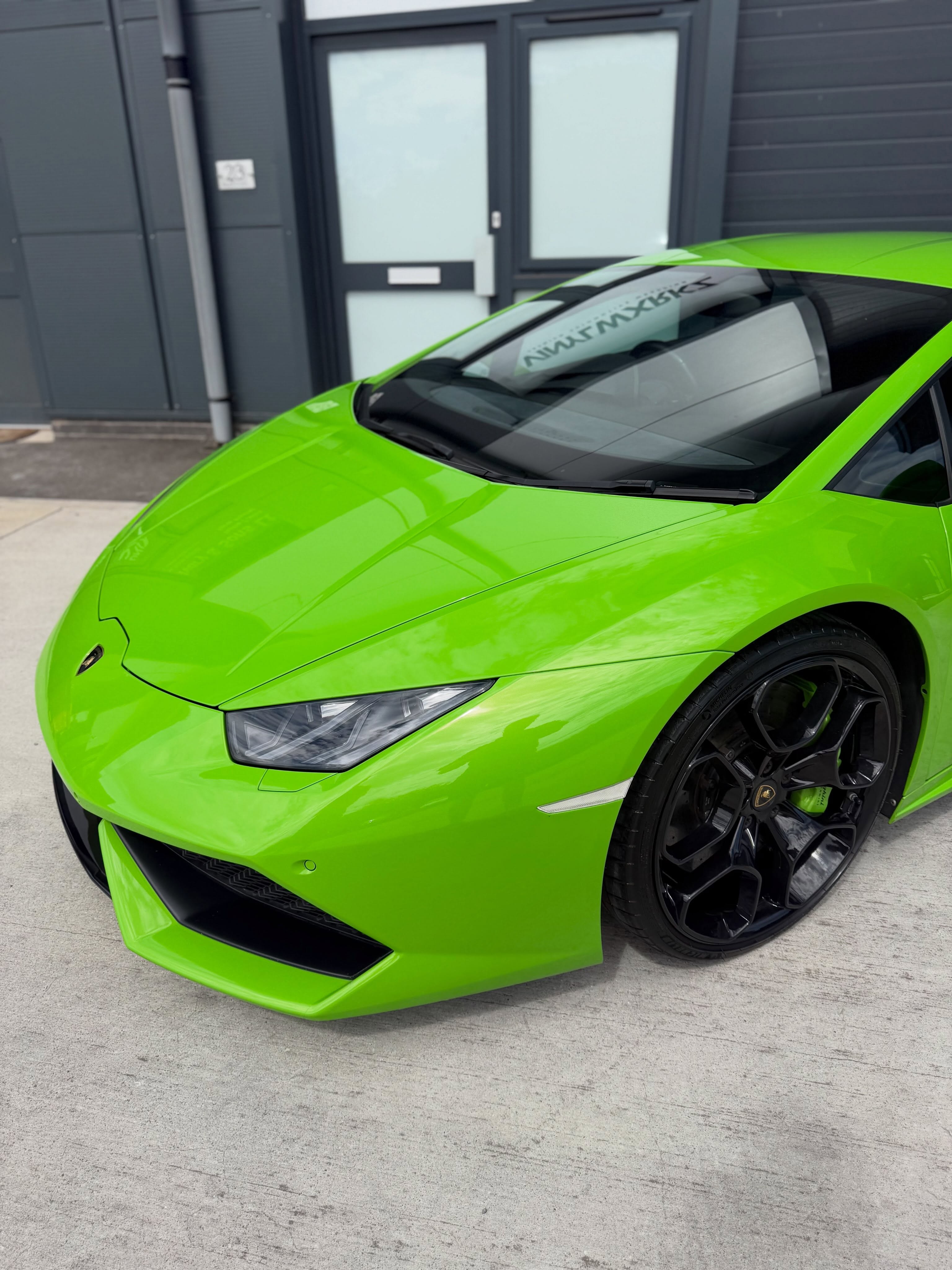 Close detail of the Huracán bonnet, wing and headlight
