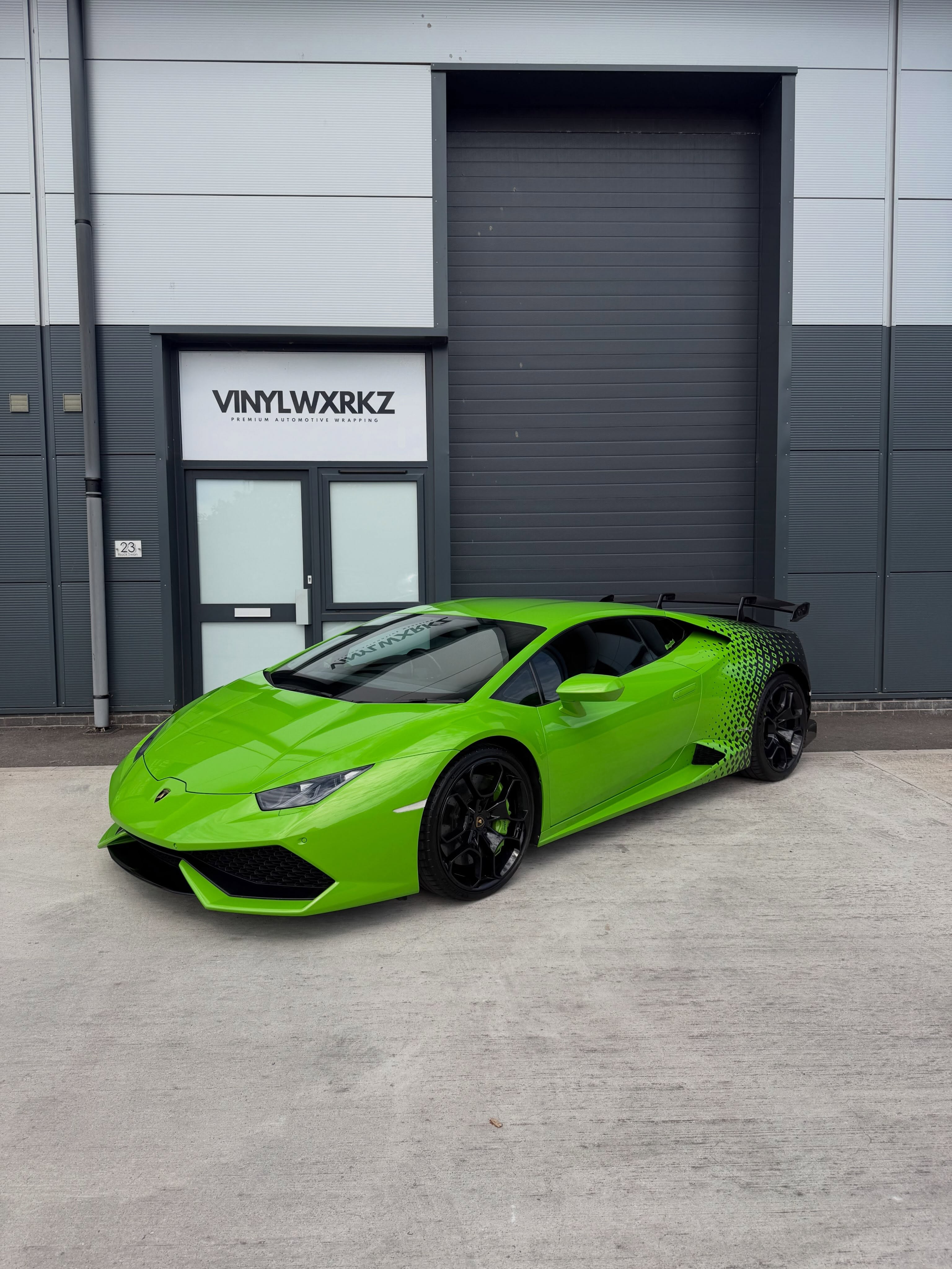 Front three-quarter of the wrapped Huracán outside the VINYLWXRKZ unit